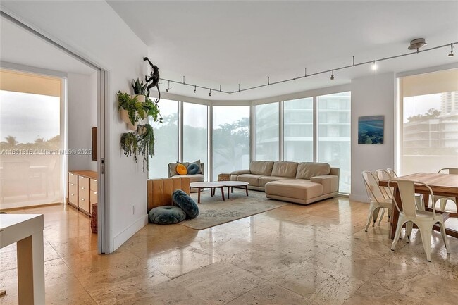 300 South Pointe Dr in Miami Beach, FL - Building Photo - Building Photo