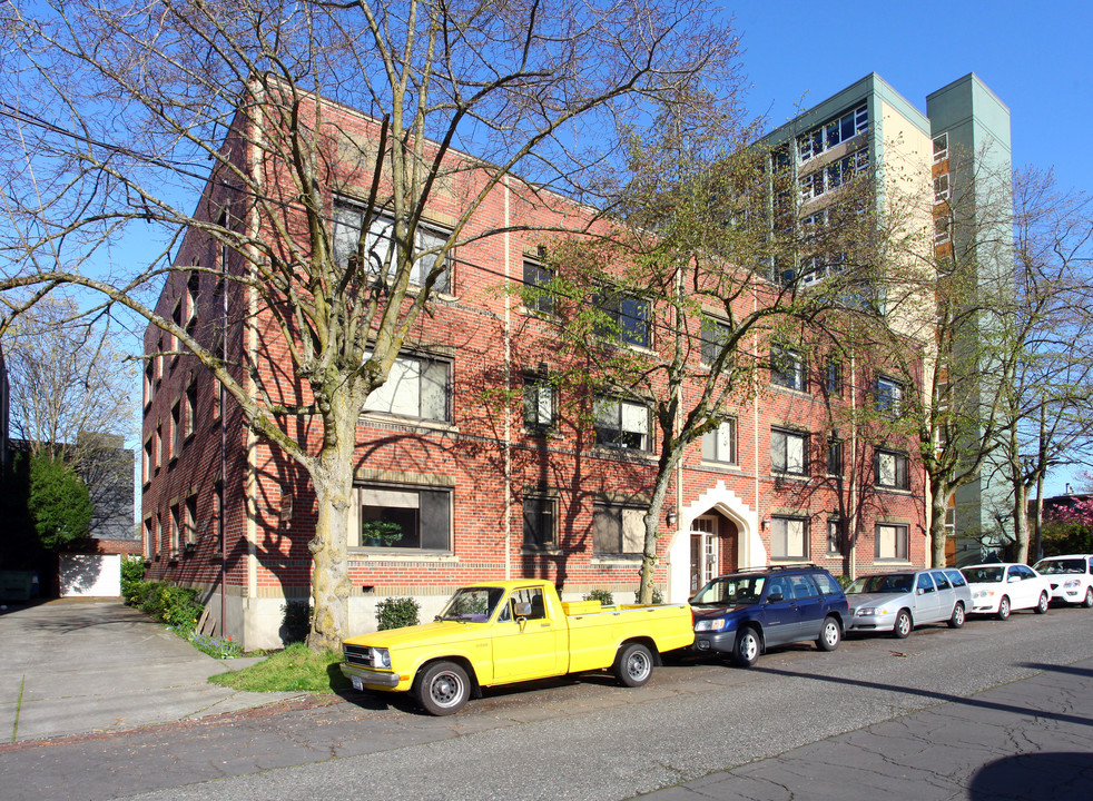 Gresham Apartments in Seattle, WA - Building Photo