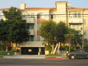 4230 S Centinela Ave in Los Angeles, CA - Foto de edificio - Building Photo