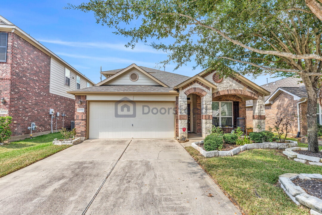 10095 Hidden Creek Falls Ln in Brookshire, TX - Building Photo