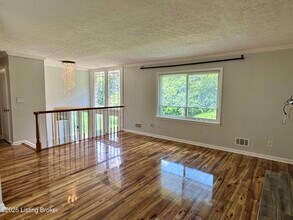 9218 Axminster Dr in Jeffersontown, KY - Building Photo - Building Photo
