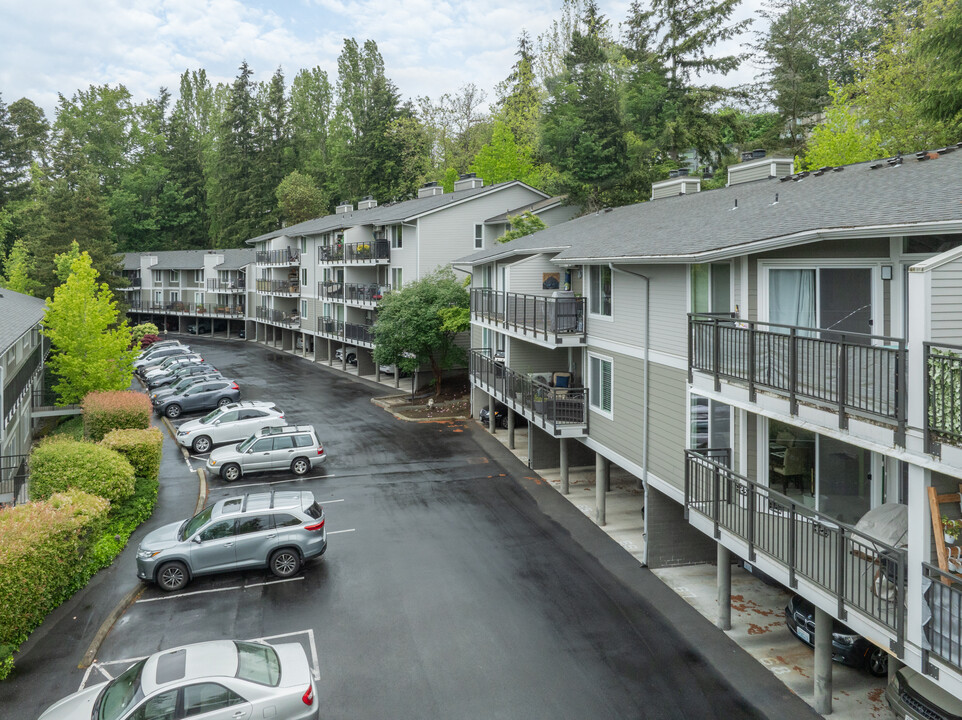 Woodlake Apartments in Mercer Island, WA - Building Photo