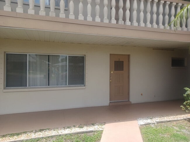 property at 1915 W Lakeview Blvd