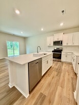 Room in House on Cramer Crk Dr in Gastonia, NC - Building Photo