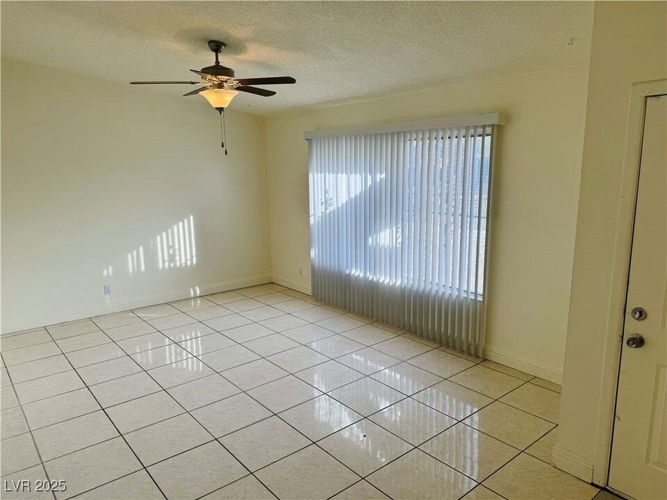 5625 Oxbow St in Las Vegas, NV - Foto de edificio