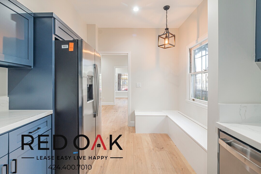 2376 Portland St in Los Angeles, CA - Building Photo