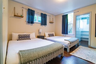 461 W Marine Dr in Astoria, OR - Building Photo