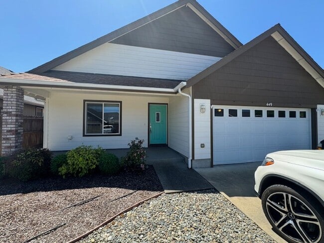 449 SE Cadet Ct in Grants Pass, OR - Building Photo - Building Photo