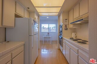2960 Neilson Way in Santa Monica, CA - Building Photo - Building Photo