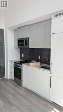285-285 Dufferin St in Toronto, ON - Building Photo - Building Photo