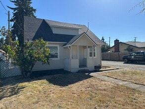 455 S 38th St in Springfield, OR - Building Photo - Building Photo