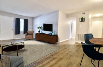 Aura Apartments in Huntsville, AL - Foto de edificio - Building Photo