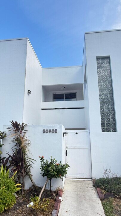5090 Elmhurst Rd in West Palm Beach, FL - Building Photo