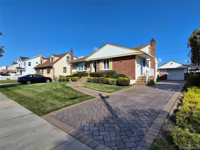 35 Elwood Ave in Hicksville, NY - Building Photo - Building Photo
