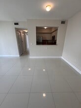 117 NW 42nd Ave, Unit 508 in Miami, FL - Foto de edificio - Building Photo