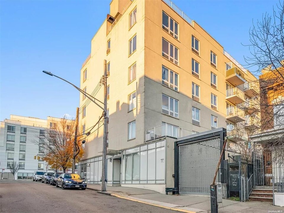 112-02 Northern Blvd in Queens, NY - Building Photo