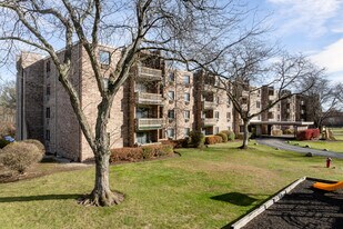 Woodview Apartments in Gurnee, IL - Building Photo