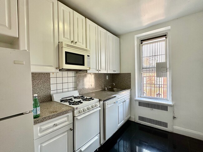 216 W 102nd St in New York, NY - Building Photo - Building Photo