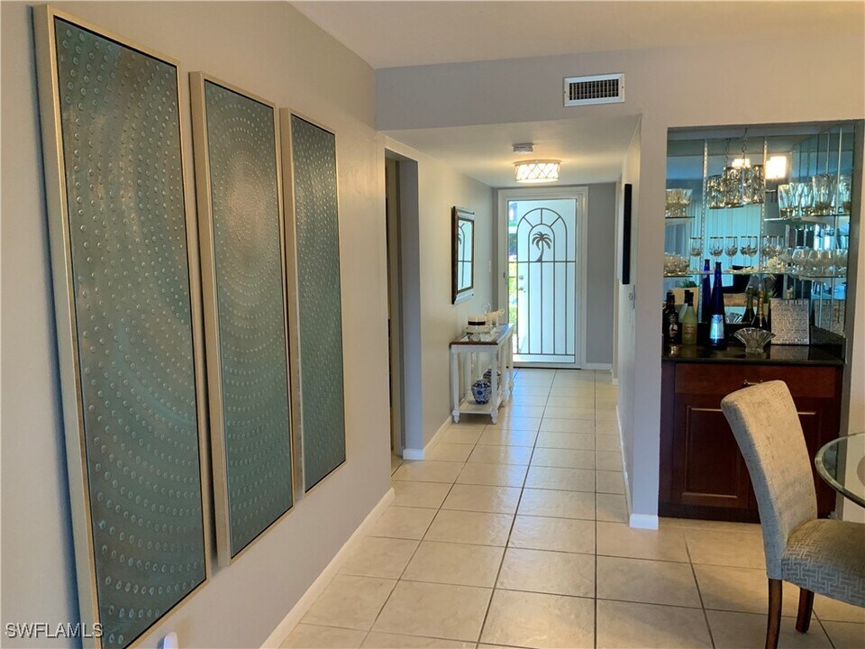 5530 Rattlesnake Hammock Rd in Naples, FL - Foto de edificio