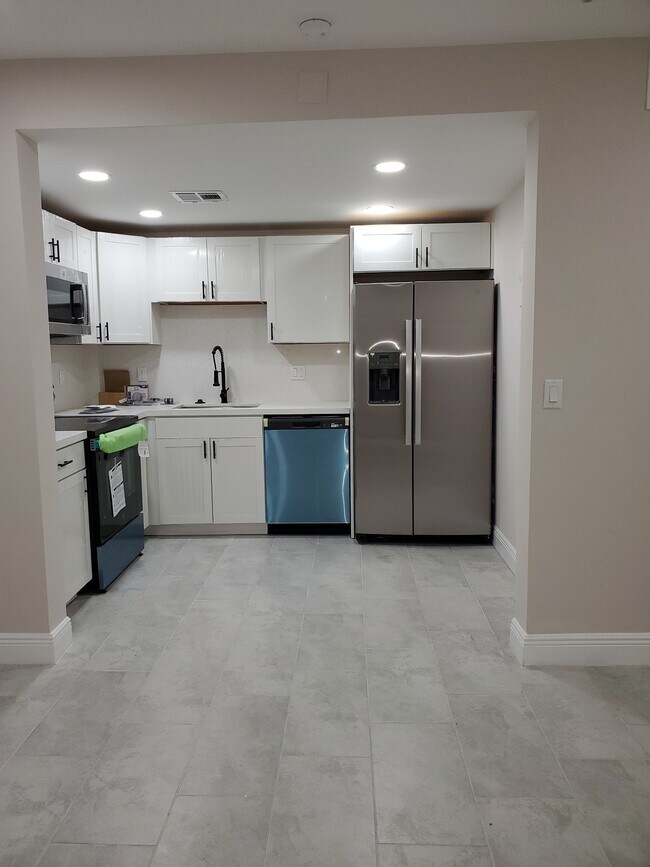 1375 Seaview in North Lauderdale, FL - Building Photo - Building Photo