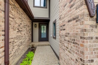 1613 Pebble Beach Dr in Hoffman Estates, IL - Building Photo - Building Photo