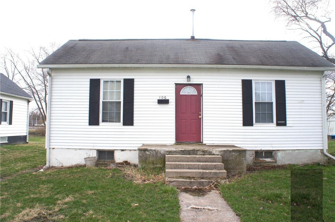 106 W 5th S St in Mount Olive, IL - Building Photo