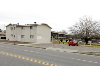 342-352 S Blackstone St in Tulare, CA - Building Photo - Building Photo