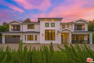 126 N Canyon View Dr in Los Angeles, CA - Building Photo