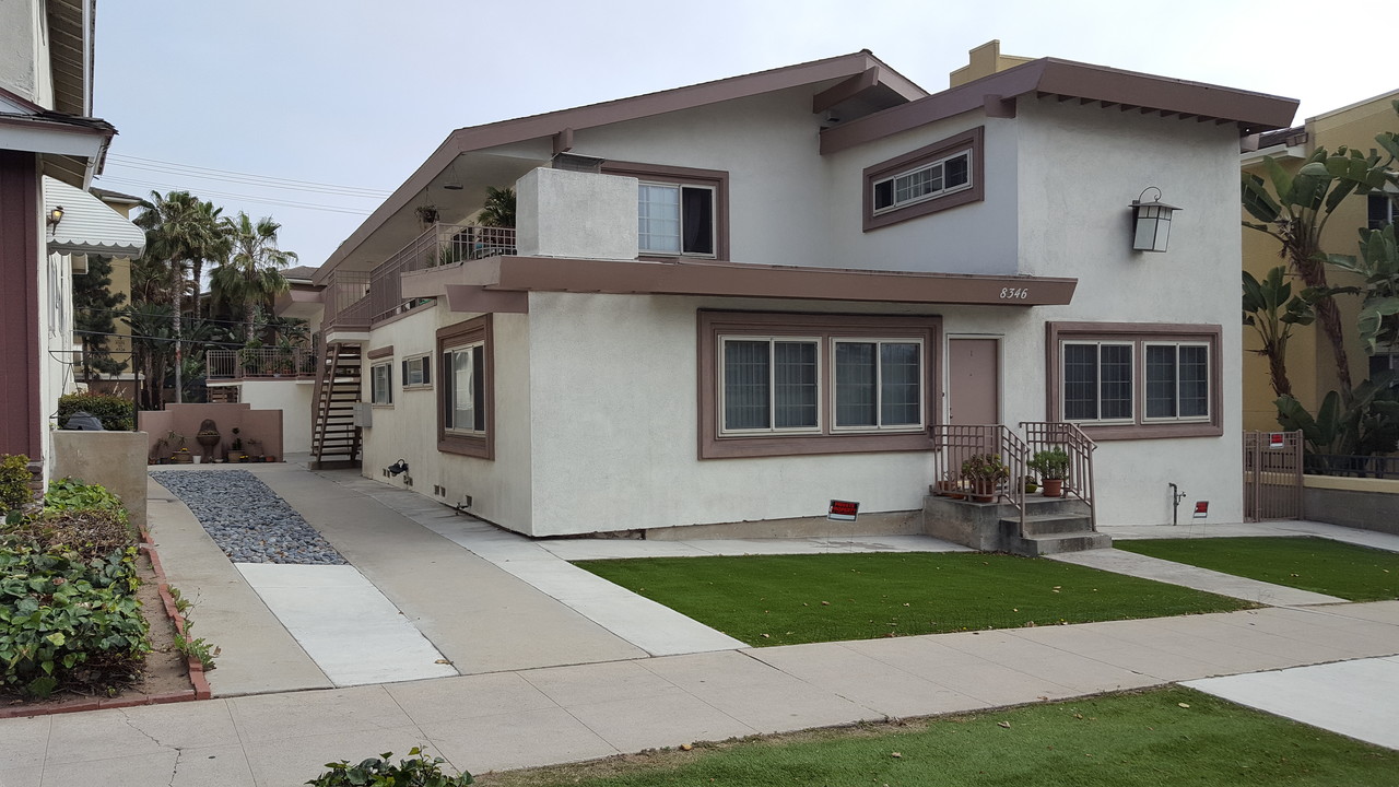 8346 W Manchester Ave, Unit 3 in Los Angeles, CA - Foto de edificio