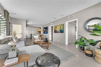 1130 Venetian Way in Miami Beach, FL - Building Photo - Building Photo