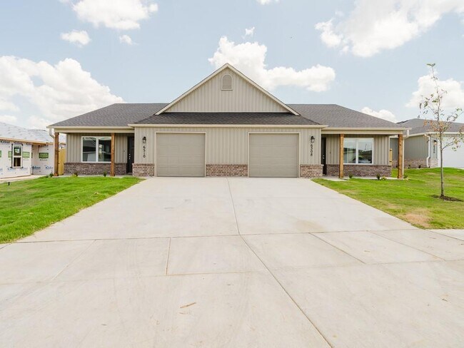 6508 NW Brickhaven St in Bentonville, AR - Foto de edificio - Building Photo