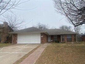 104 Mesa Moor Dr in Glenn Heights, TX - Building Photo