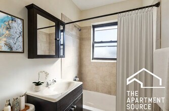 4735 N Hermitage Ave, Unit 404 in Chicago, IL - Building Photo - Building Photo