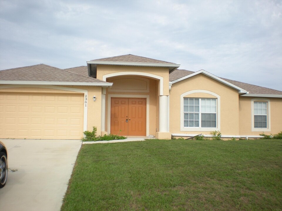 2301 NW 9th Ave in Cape Coral, FL - Building Photo