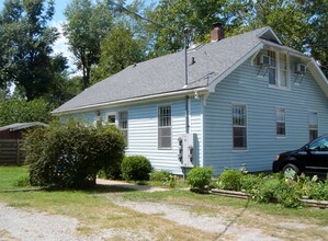 200 S Friedline Dr, Unit #1 in Carbondale, IL - Foto de edificio - Building Photo