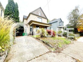 133 NE Graham St in Portland, OR - Building Photo