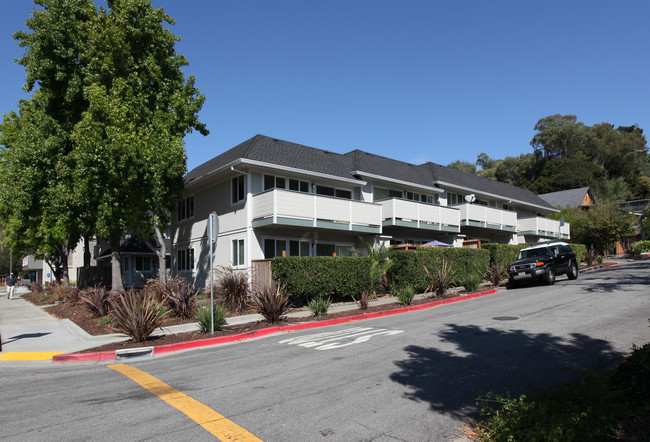 944 Sir Francis Drake Blvd in Kentfield, CA - Foto de edificio - Building Photo