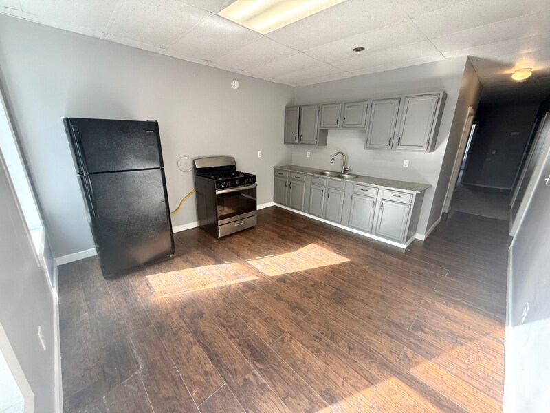 1 Russell Pl in Watervliet, NY - Building Photo