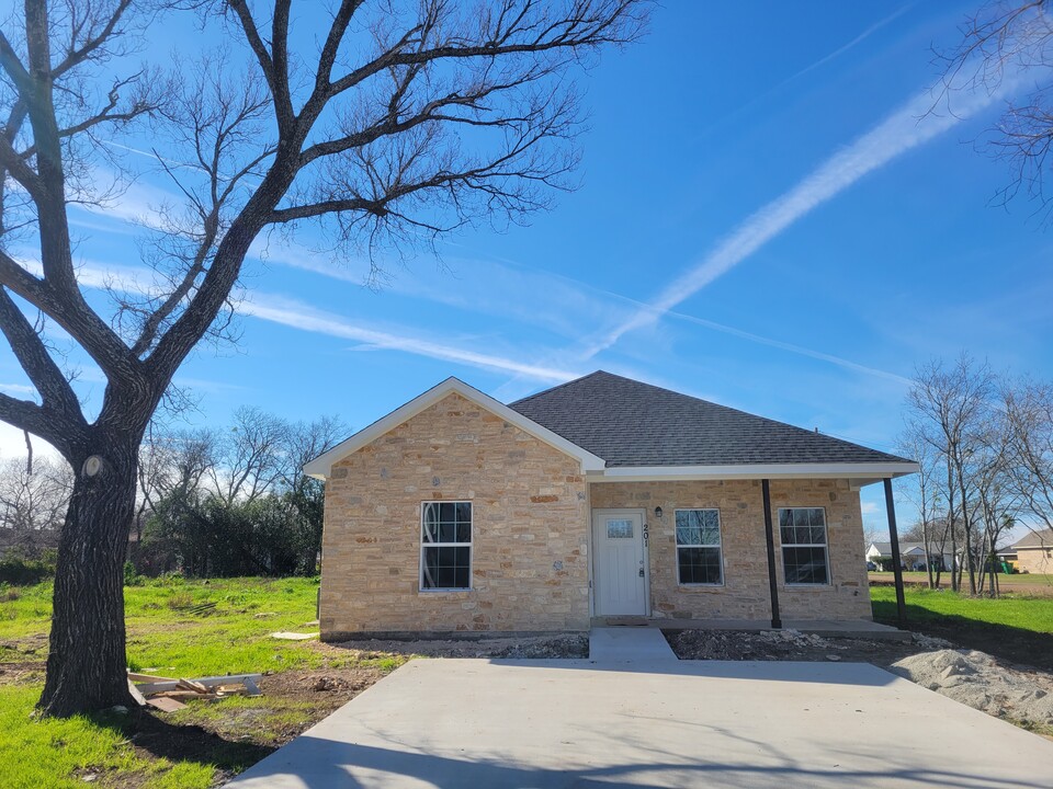 201 Garfield St in McGregor, TX - Building Photo