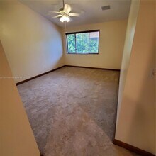 985 NW 93rd Ave in Plantation, FL - Building Photo - Building Photo
