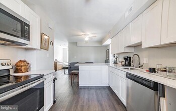 3813 Baring St-Unit -3RD FLR in Philadelphia, PA - Building Photo - Building Photo