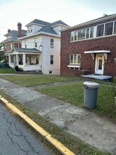 324 S High St, Unit High street apartment in Morgantown, WV - Building Photo - Building Photo