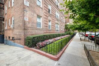 6574 Saunders St in Rego Park, NY - Building Photo - Building Photo