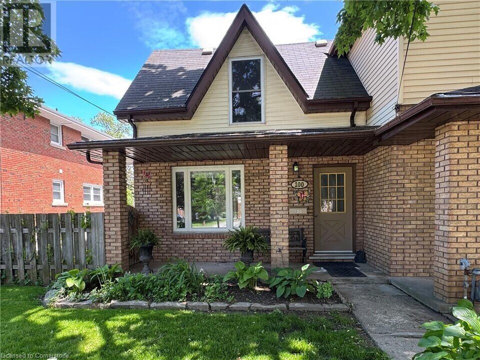 100 Lake Ave Dr in Hamilton, ON - Building Photo