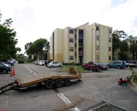 Westbird Village Condominiums in Miami, FL - Foto de edificio - Building Photo