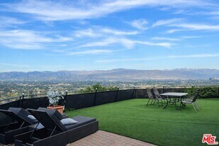 3641 Sunswept Dr in Los Angeles, CA - Building Photo