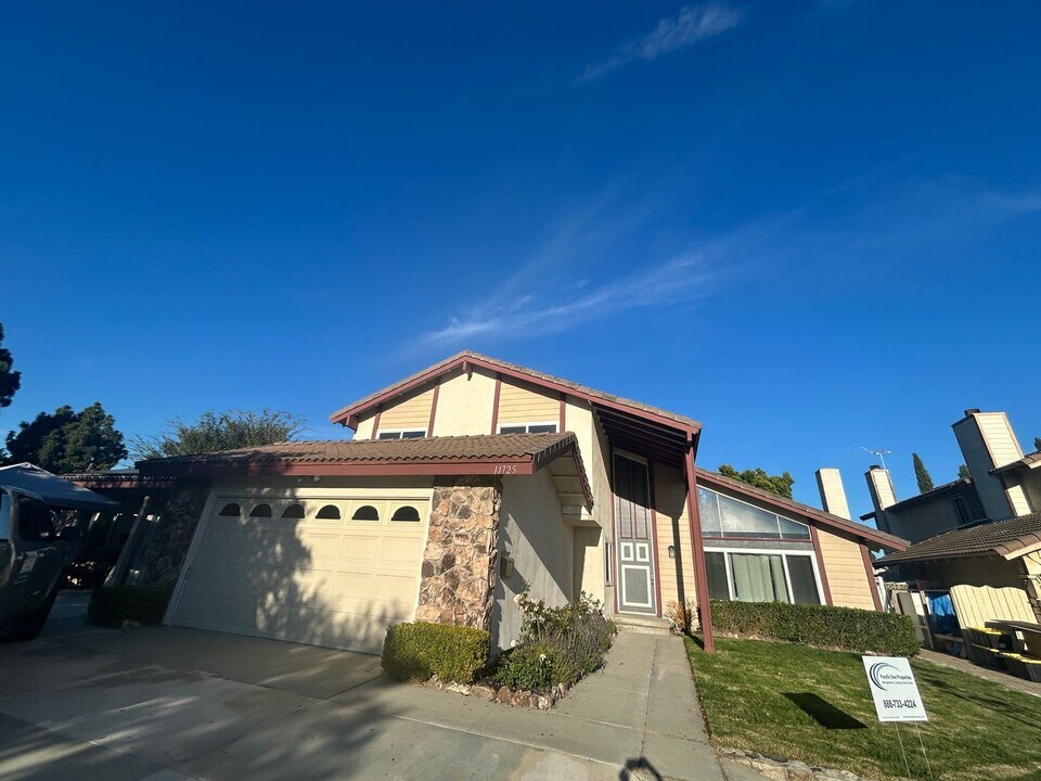 11725 Espen Cir in Fountain Valley, CA - Building Photo