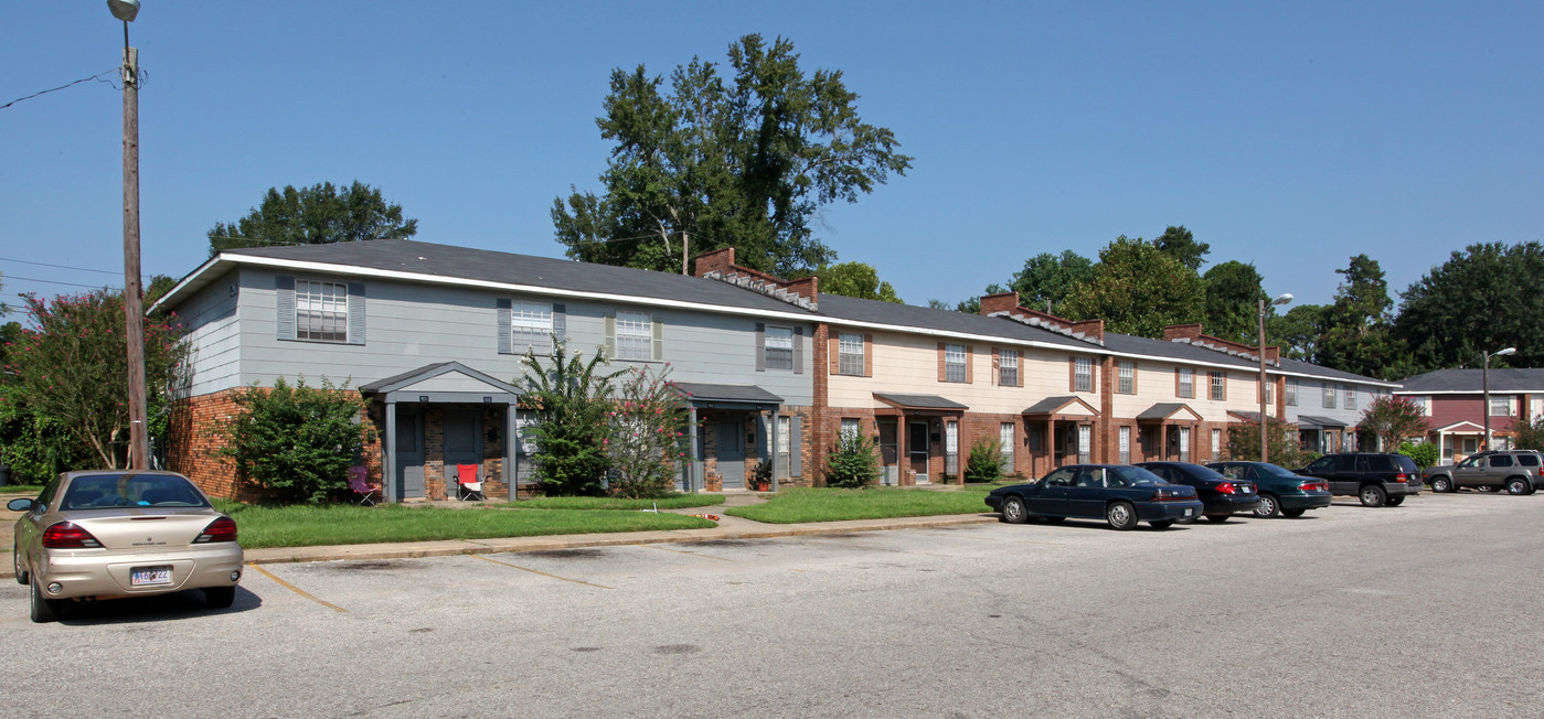 Townhouse Square in Mobile, AL - Building Photo