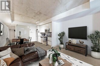 111 Bathurst St in Toronto, ON - Building Photo - Building Photo