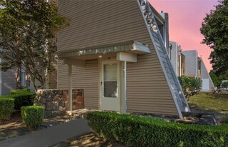 7317 S Yale Ave, Unit 203